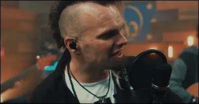 Complétez : 
"Wir haben nie im weißen Bett..."