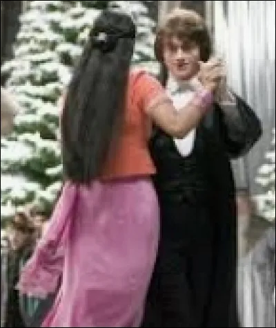Avec qui Harry danse-t-il lors du bal de Noël (dans le 4) ?