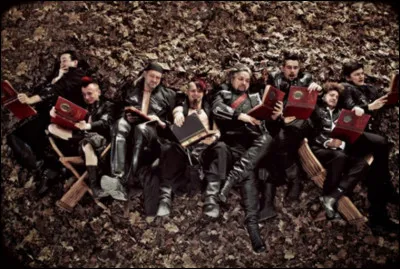 Complétez : 
"Das Schiff, das durch Wogen..."