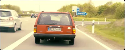 Complétez : 
"Unsere Bühne war die..."