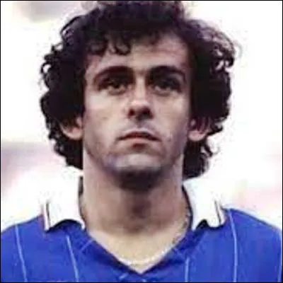 Quel footballeur fran&ccedil;ais est, avec Michel Platini, le seul &agrave; avoir marqu&eacute; dans trois Coupes du monde diff&eacute;rentes ?