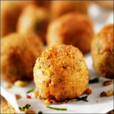 Comment appelle-t-on les beignets de morue traditionnels de la cuisine antillaise ?