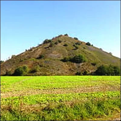 Comment appelle-t-on une colline artificielle cr&eacute;&eacute;e par accumulation de r&eacute;sidu minier ?