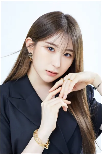 Qui est cette jeune fille aux mains si délicates ?