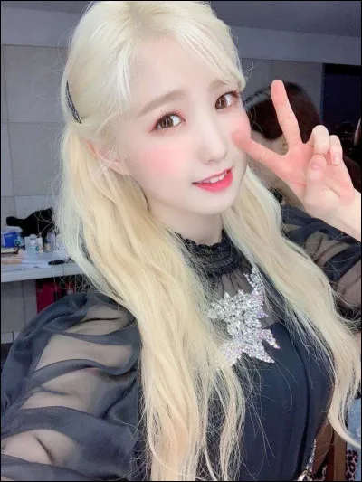 Comment s'appelle cette jeune fille aux magnifiques cheveux blonds ?