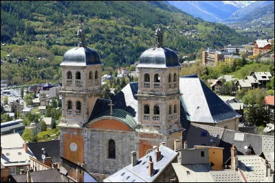 Quelle est l'intruse parmi ces villes ?