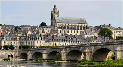 Quelle est l'intruse parmi ces villes ?