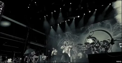 Complétez : 
"Sie war auf dem Schlachtfeld..."