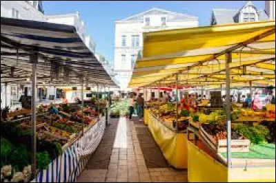 Quel cadeau achète cette demoiselle au marché ?