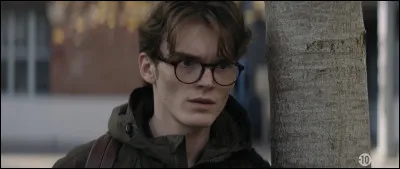 Comment s'appelle ce garçon, souffrant de surdité ?