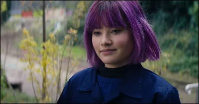 Comment se nomme cette jeune femme, angoissée mais résiliente ?