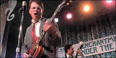 Quelle est la chanson que Marty joue au bal ?