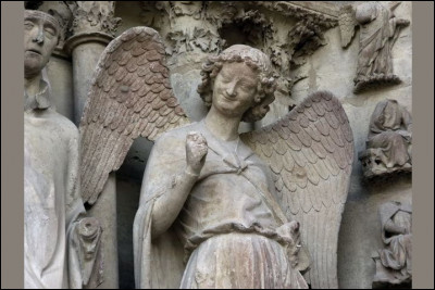 Sur quelle cathédrale de France peut-on admirer le célèbre "ange au sourire" ?