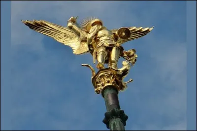 Où se trouve cette sculpture représentant saint Michel terrassant le dragon ?