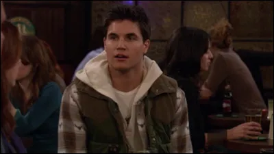 Comment s'appelle la personne qui a un rencard avec Robin et qui a un comportement très canin ?