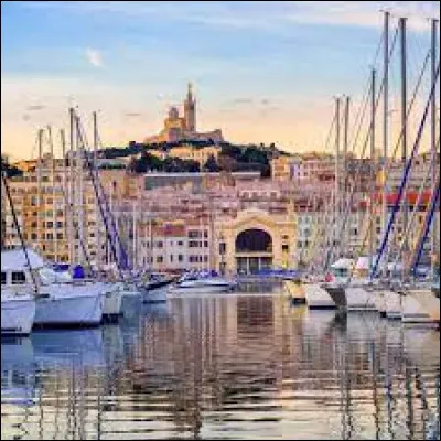 Marseille en est la préfecture.