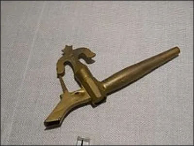 Sous quel pseudonyme est aussi connue l'écrivaine Jeanne-Caroline Violet ?