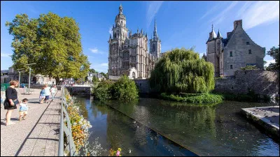 Quelle est l'intruse parmi ces villes ?