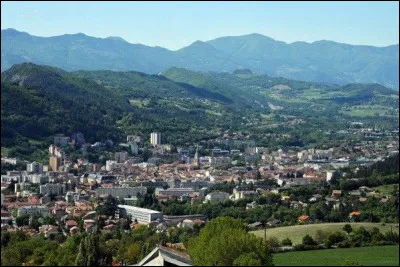 Quelle est l'intruse parmi ces villes ?