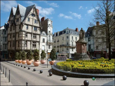 Quelle est l'intruse parmi ces villes ?