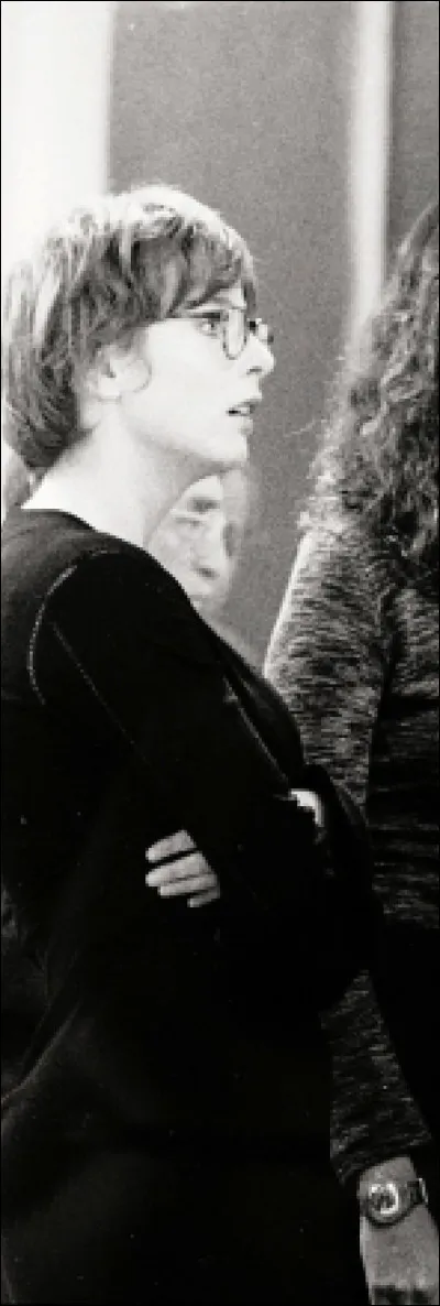 Dans quel film Karin Viard est-elle une femme accostée par 3 hommes dans une galerie d'art ?