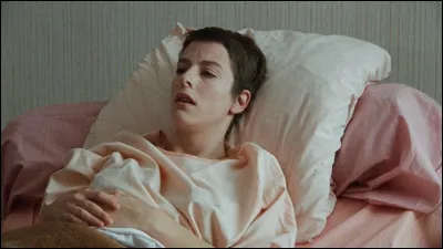 Dans quel film Karin Viard est-elle une femme enceinte atteinte d'un cancer du sein ?