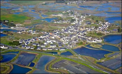 Saillé est un petit village au milieu des marais salants. Dans quel département se situe-t-il ?