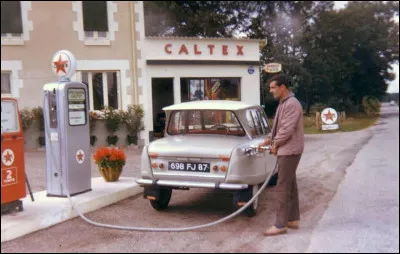 À l'époque, l'essence était aussi chère mais on roulait moins. Quelle est cette auto faisant le plein dans les années 60 ?