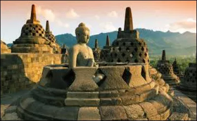Dans quel pays le temple de "Borobudur", un temple bouddhiste construit aux alentours de l'an 800 se situe-t-il ?