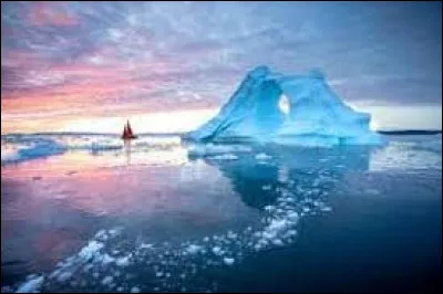 À quel pays le Groenland, une immense île située dans l'Atlantique Nord appartient-il ?