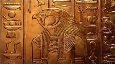 Quel dieu égyptien est représenté avec une tête de faucon ?