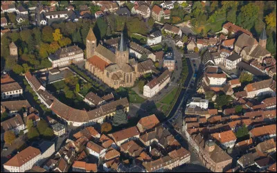 Quelle est l'intruse parmi ces villes ?