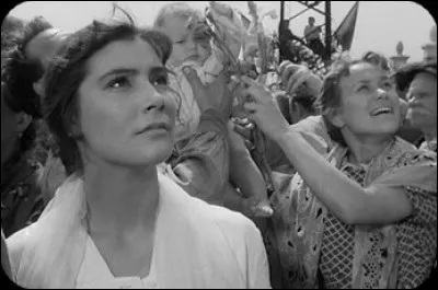 Direction le cinéma soviétique avec ce classique de Mikhaïl Kalatozov sorti en 1957 ayant pour titre...