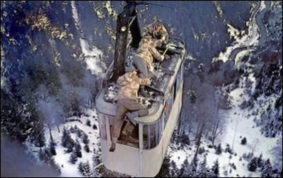 Quel est ce classique du film de guerre de 1968 se déroulant dans un repère Nazi avec le duo Burton et Eastwood ?