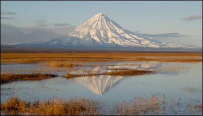 2. Voici la terre sauvage par excellence. Quel est ce volcan au cône quasiment parfait, emblème du Kamtchatka, péninsule de l'Extrême-Orient russe ?