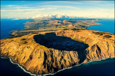 12. Voici Rapa Nui qui est à la fois le nom de cette île, celui de son peuple autochtone et celui de sa langue. Sous quel nom la connaissons-nous mieux ?