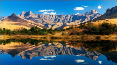 9. Avec quel pays limitrophe l'Afrique du Sud partage-t-elle le massif montagneux du Drakensberg ?