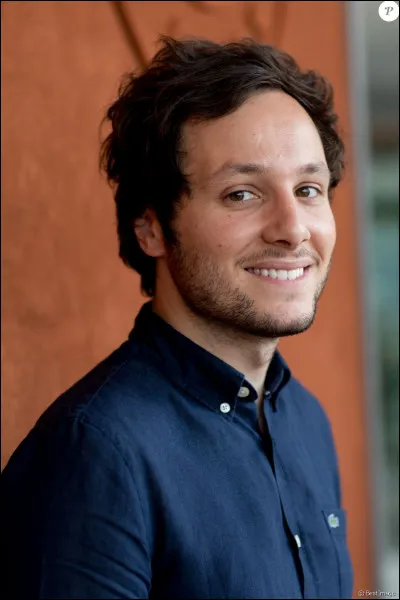 Qui est ce chanteur qui interprète le générique de la série "Demain nous appartient" ?