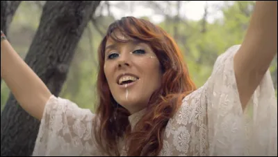 Complétez les paroles de cette chanson de Zaz nommée "Éblouie par la nuit" : "Éblouie par la nuit à coup de lumière mortelle / À frôler les bagnoles les yeux comme des têtes dépingle / Jt'ai attendu ... ans dans les rues en noir et blanc / Tu es venu en sifflant".