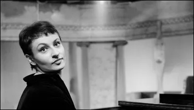 Complétez les paroles de cette chanson de Barbara nommée "Si la photo est bonne" : "Ce gibier de potence / Pas sorti de l'enfance / Va faire sa dernière prière / Pour avoir trop aimé sa ...".