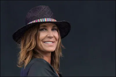 Complétez les paroles de cette chanson de Zazie nommée "Un point c'est toi" : "Quand toi Tarzan / Moi j'aime / Quand tu tiens ... / Moi je tiens à toi".