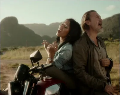 Complétez les paroles de cette chanson de Florent Pagny et d'Anggun nommée "Nos vies parallèles" : "Rien ne peut ... ce lien / Je prends le train / Celui qui traverse les plaines / Sur le chemin, j'oublie ma peine".