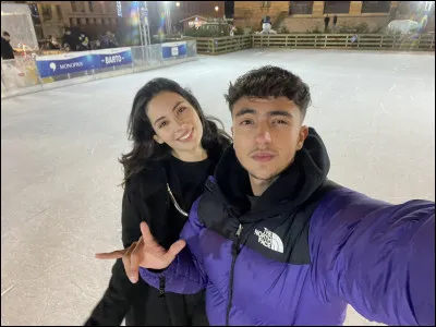 Comment s'appelle la fille sur la photo et où se sont-ils rencontrés ?