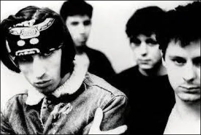 Quel groupe a produit le tube house "Pump Up The Volume" ?