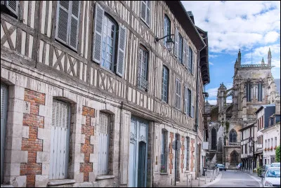 Quelle est l'intruse parmi ces villes ?