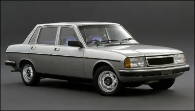 Dans les années 1970-1980, si vous souhaitez vous faire discret, cette berline est un bon choix que je vous propose. Saurez-vous me dire son nom ?