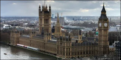 J'espère que vous savez situer le palais de Westminster, car nous nous rendons à Londres pour cette étape. Parmi les constructeurs listés, lequel a utilisé le nom de "Westminster" pour nommer l'un de ses modèles ?