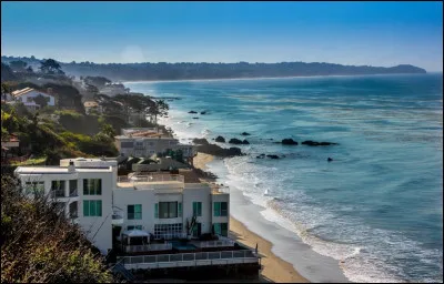 Allons aux États-Unis cette fois, je vous prie. Nous ferons une première halte à Malibu, en Californie. Cette ville côtière est aussi le nom d'une automobile. Quel est son constructeur ?