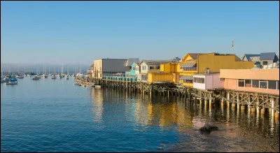 Continuons notre tour du monde par Monterey. Vous vous demandez où se trouve cette localité. Monterey est une ville située sur la côte centrale accidentée de la Californie. Parmi ces constructeurs, lequel est lié à cette ville ?