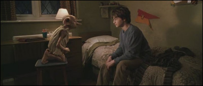 Au début du film, pourquoi Vernon Dursley oblige-t-il Harry à rester enfermé dans sa chambre ?